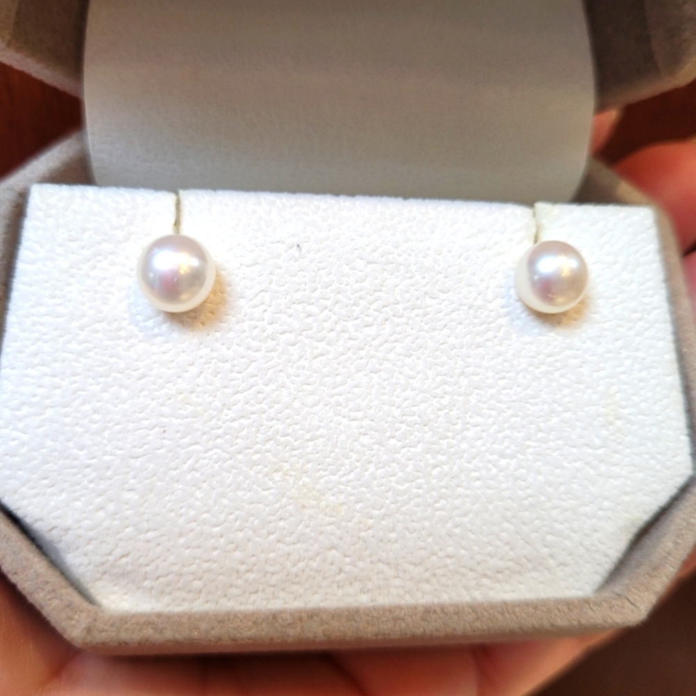 14k White Pearl Stud Earrings Approx 7.5mm.